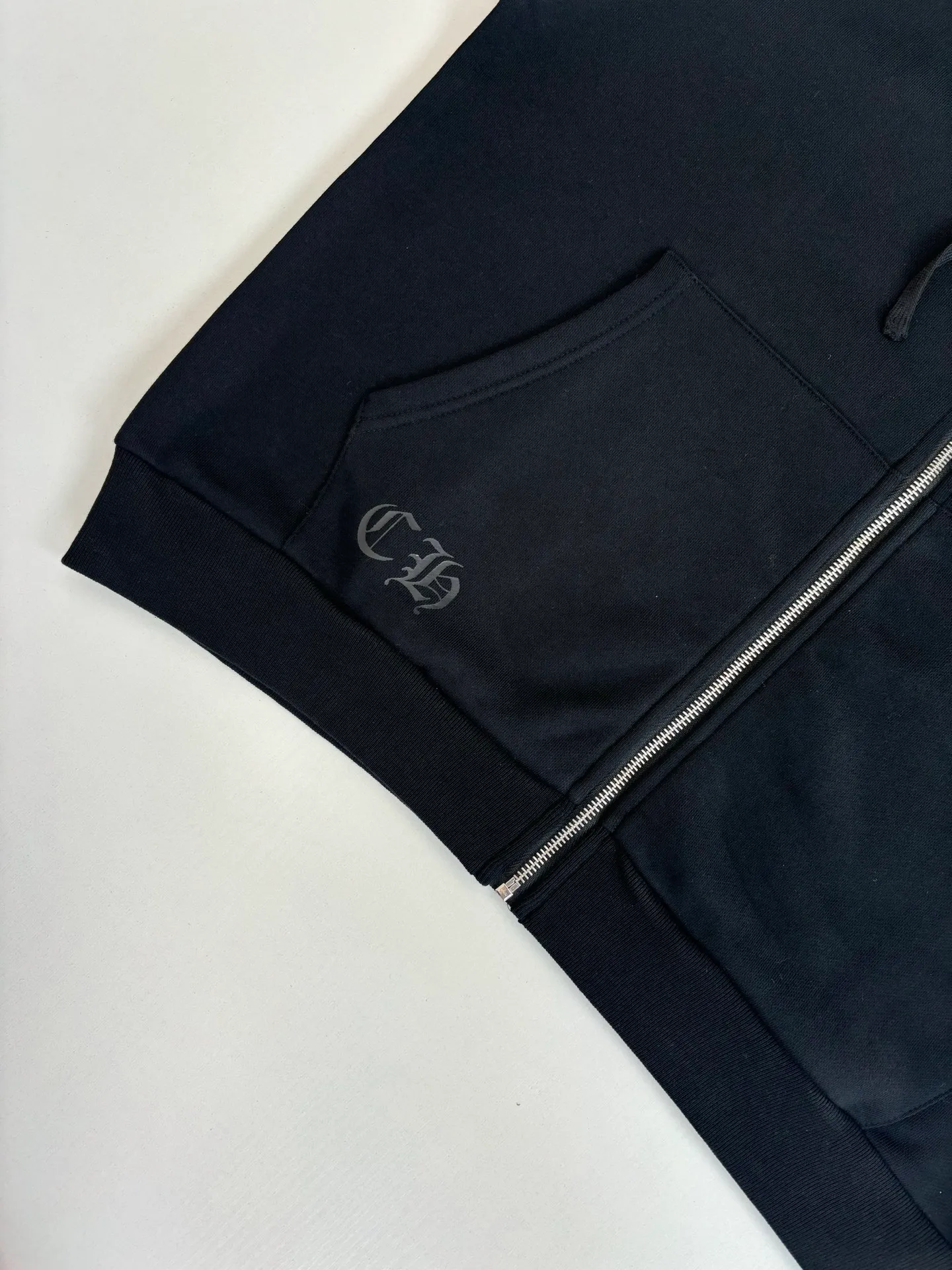 🅿️470 Come Hearts*/Cro Hearts 25 new Sanskrit letter printed zipper hooded sweatshirt. It is made of 100% custom-woven and dyed pure cotton fabric, with a thin velvet lining. The front, back and sleeve logo printing uses a special glue printing process. Its characteristic is that it uses high-performance glue to create a sense of layering in the printed pattern. The zipper puller and back hem are custom-developed using silver-plated foti material. The cuffs and hem have a shrinkage effect. The front panel is manually cut and positioned, hand-sewn and hand-stuffed pockets are designed. The overall routing is straight and delicate. Size: S/M/L/XL